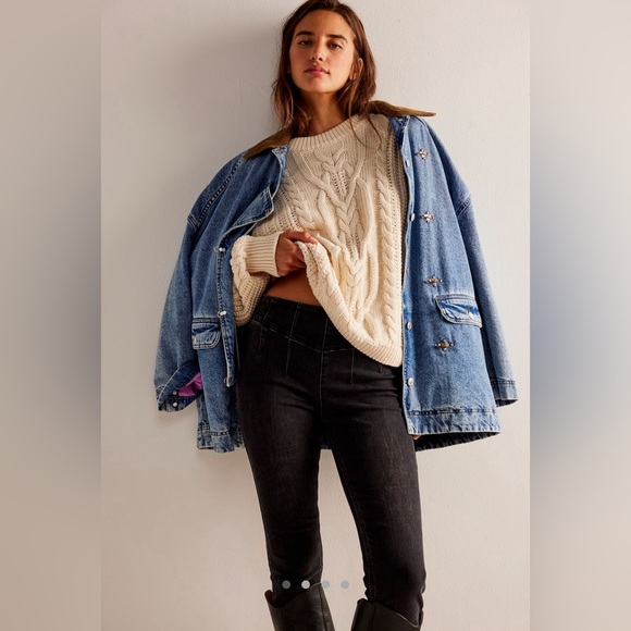 We The Free Carousel Pull-On Capris. Worn once. Super stretchy and flattering! - Picture 1 of 6